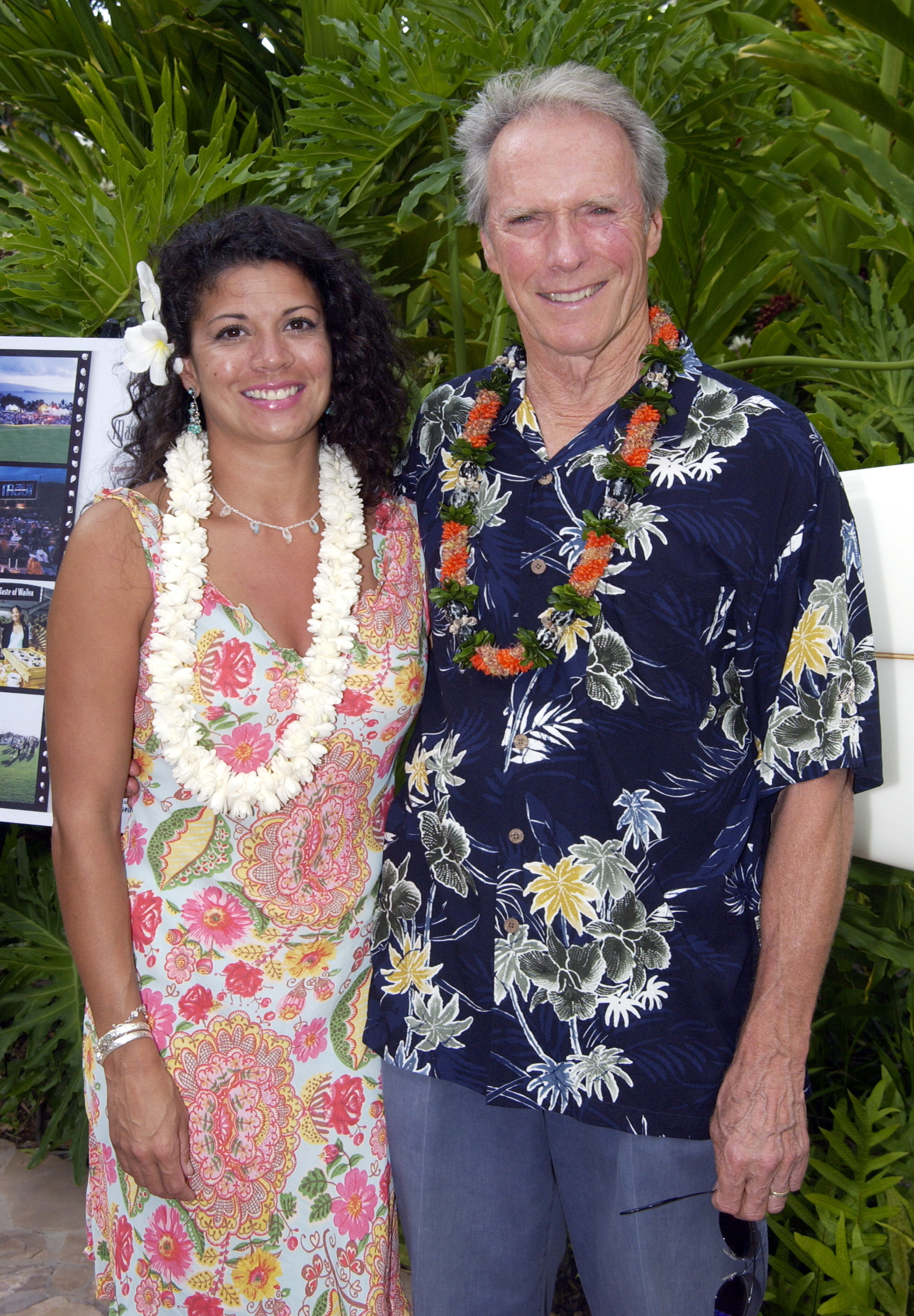 Clint Eastwood et Dina Eastwood pendant le festival du film de Maui 2002 le 14 juin 2002 à Maui, Hawaii. | Source : Getty Images