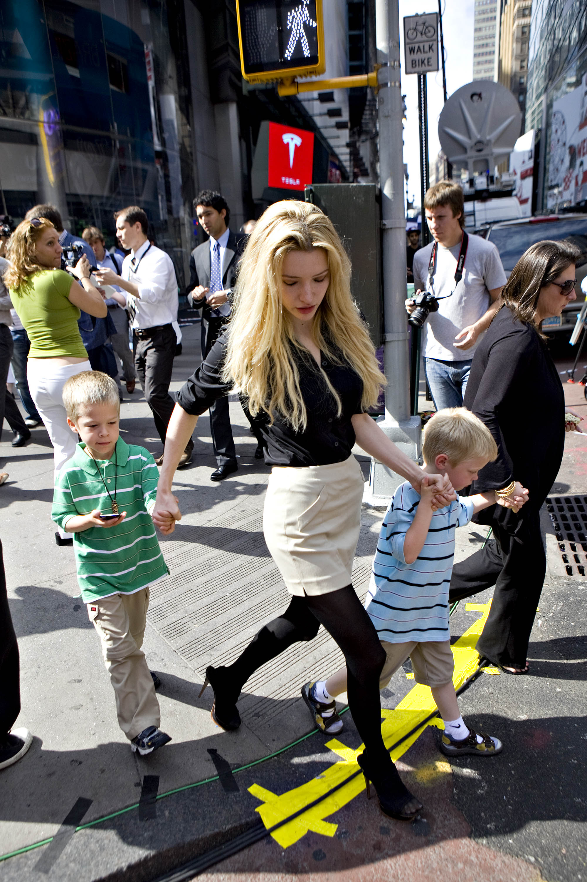 Talulah Riley marche avec les jumeaux d'Elon Musk, Griffin, à gauche, et Xavier, à l'extérieur du Nasdaq Marketsite à New York le 29 juin 2010 | Source : Getty Images