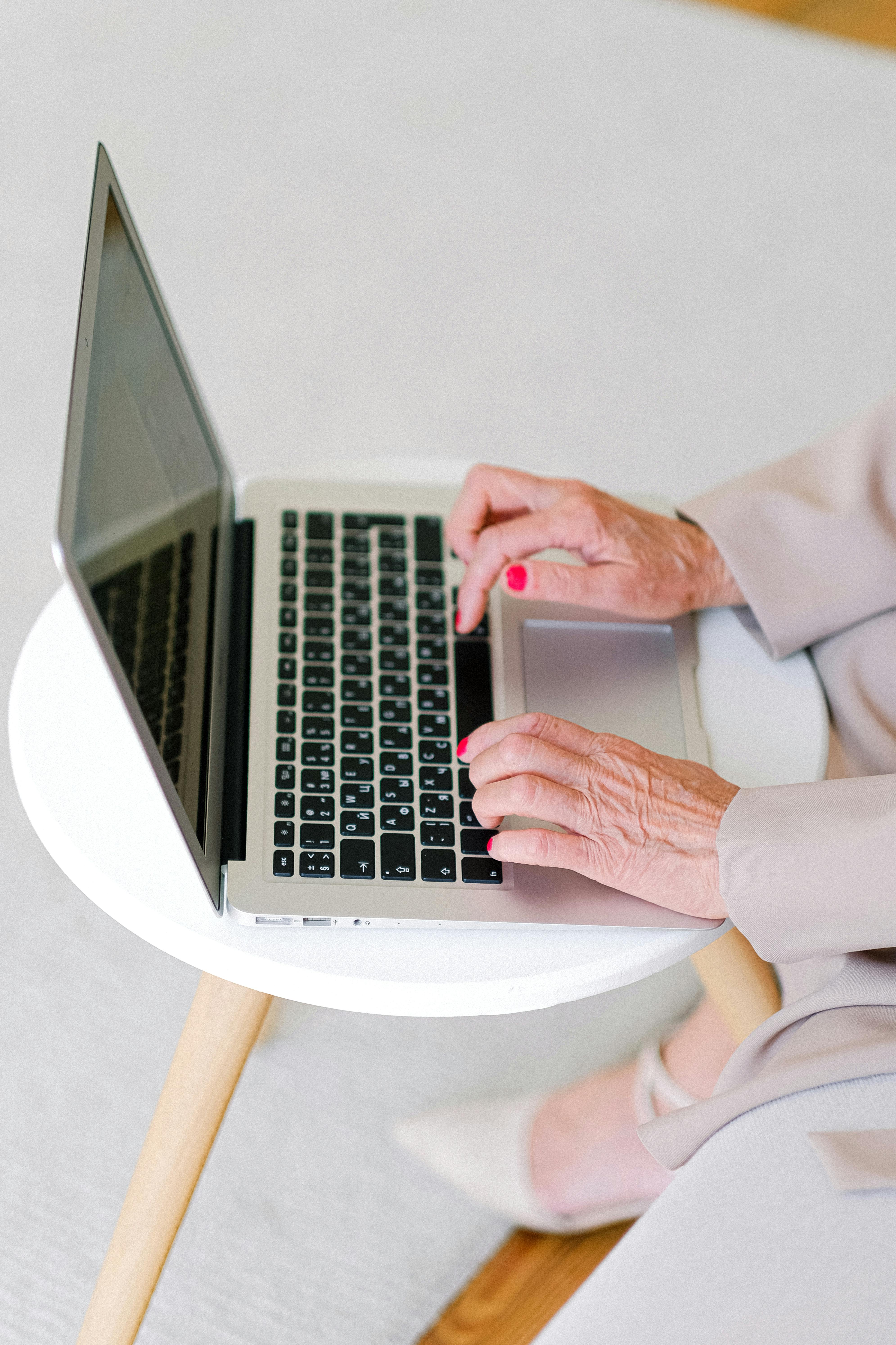 Grand-mère, absorbée par son ordinateur portable | Source : Pexels