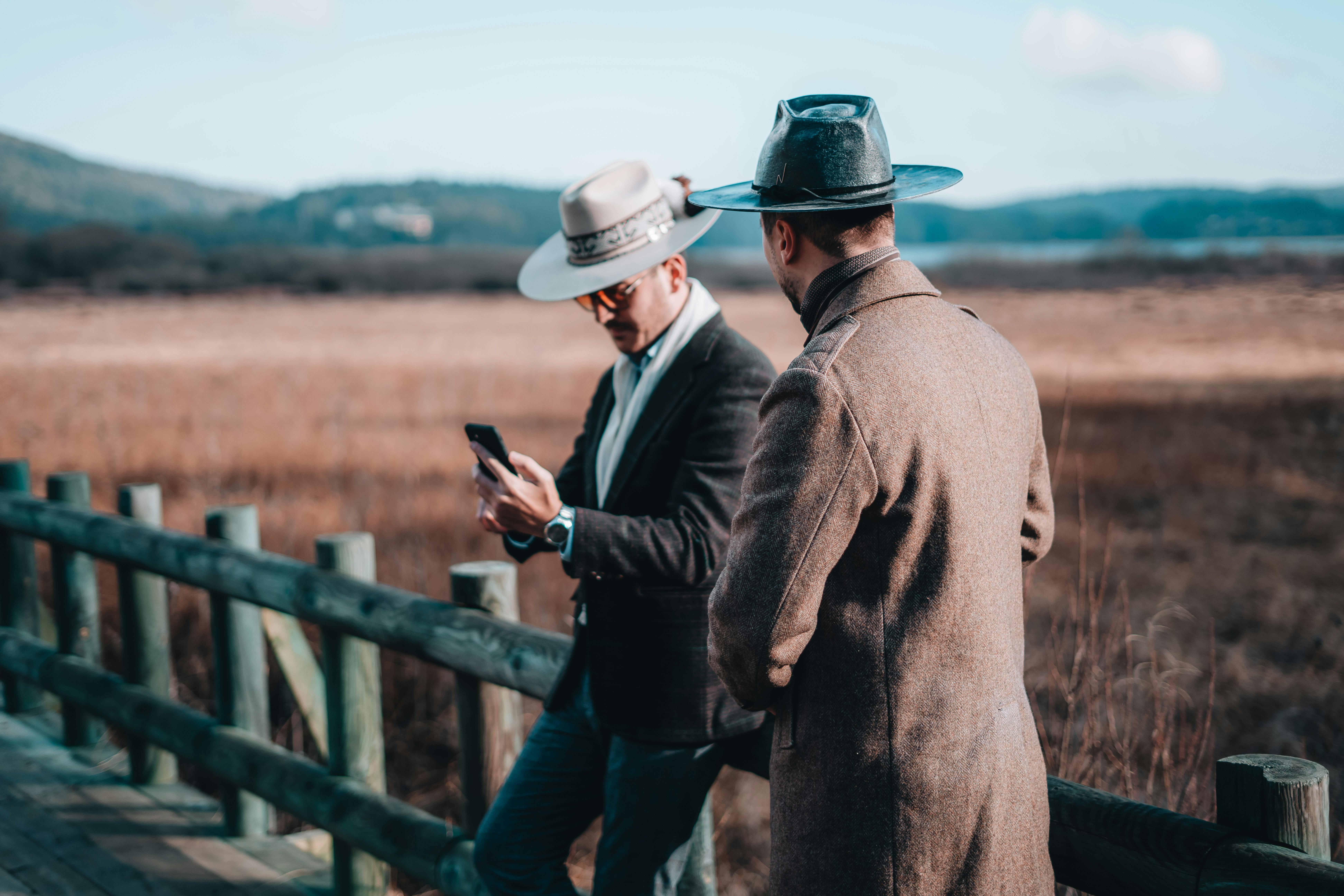 Des hommes avec des chapeaux de cow-boy | Source : Pexels