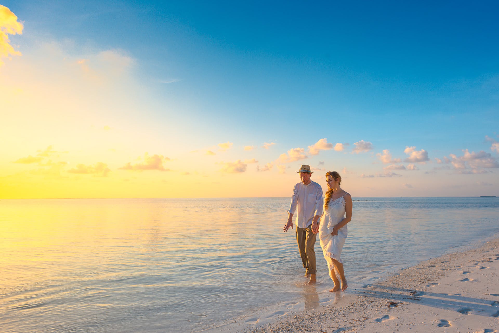 Un couple se promenant sur une plage | Source : Pexels