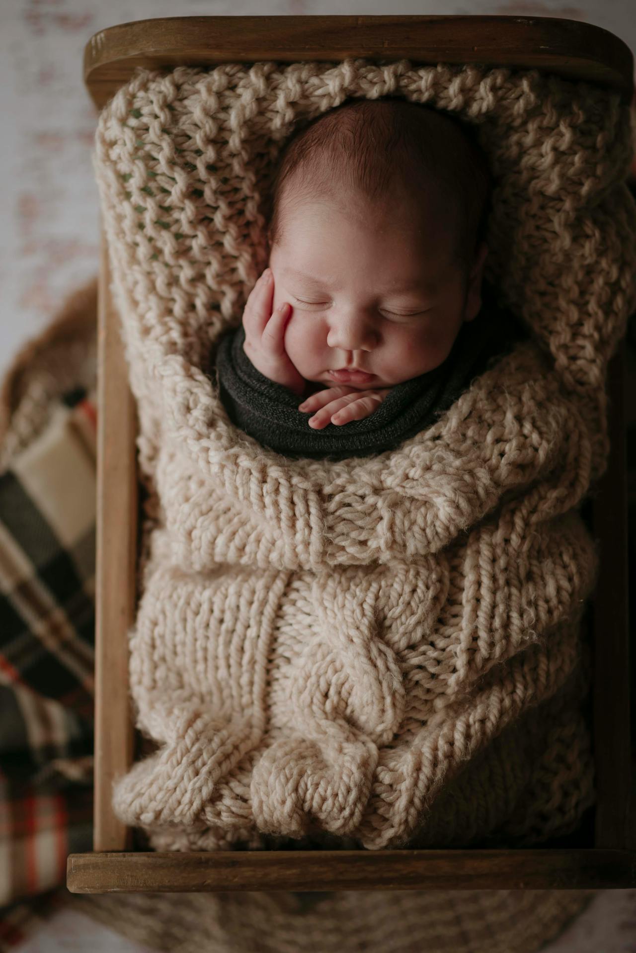 Un bébé enveloppé dans une couverture tricotée de couleur crème | Source : Pexels
