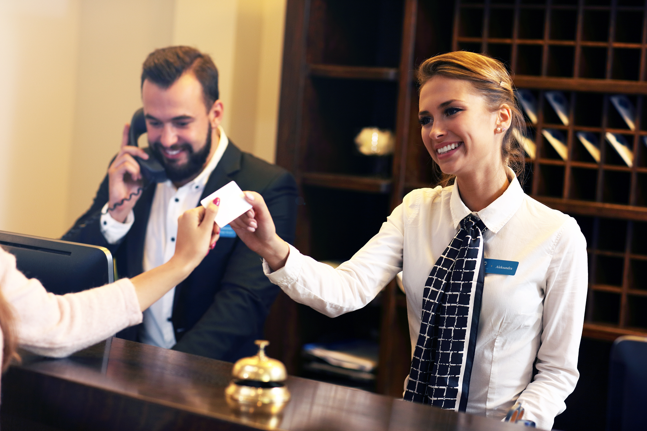 Una mujer y un hombre trabajando en una recepción | Fuente: Shutterstock