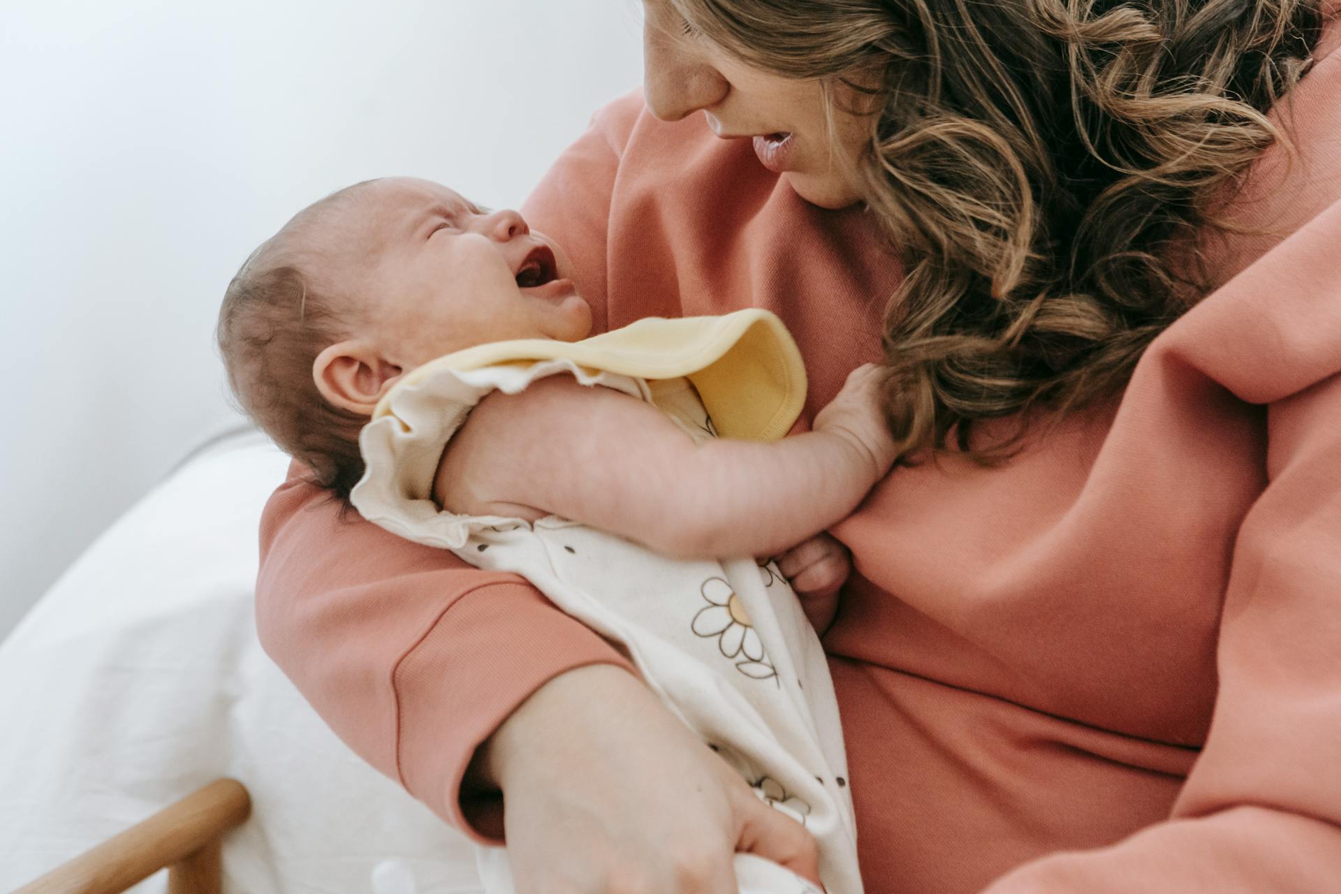 Une femme apaise son bébé qui pleure | Source : Pexels