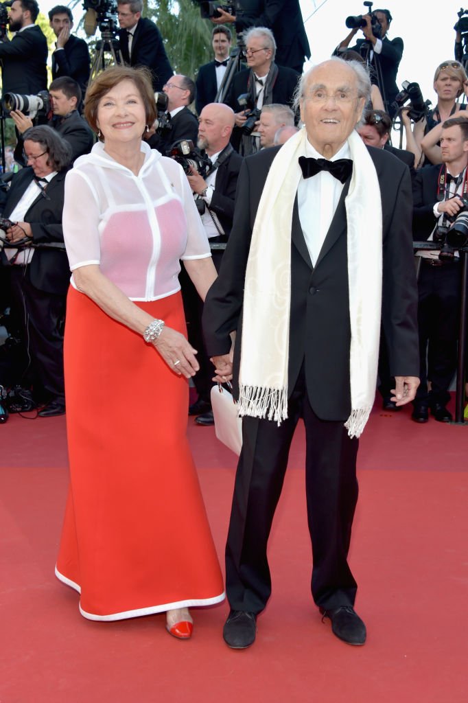  l'actrice Macha Meril (L) et le compositeur de musique Michel Legrand assistent à la projection et au gala d'ouverture "Ismael's Ghosts (Les Fantômes d'Ismael)" lors du 70e Festival de Cannes au Palais des Festivals le 17 mai 2017 à Cannes. | Photo : Getty Images 