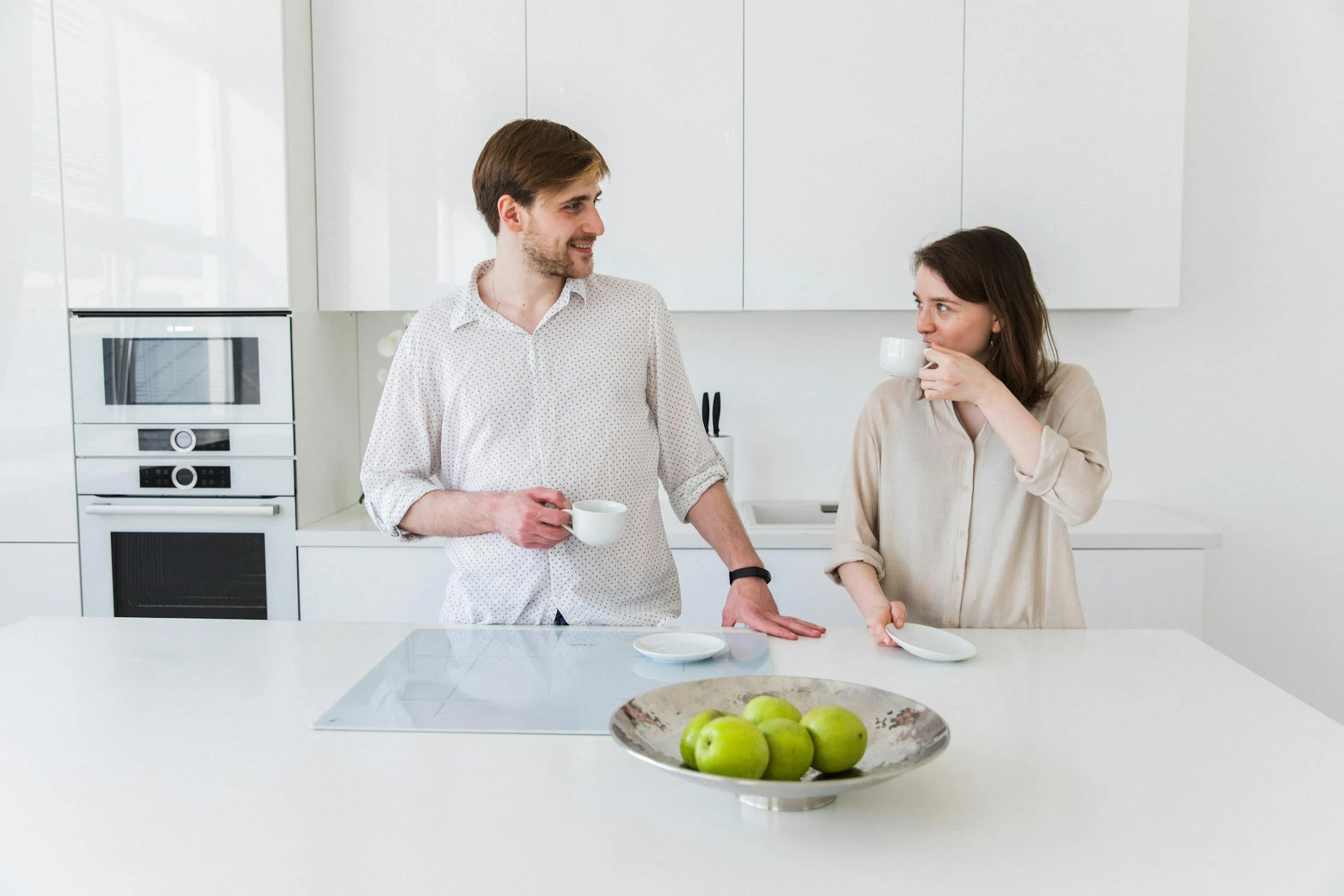 Un couple discutant autour d'un café matinal | Source : Pexels