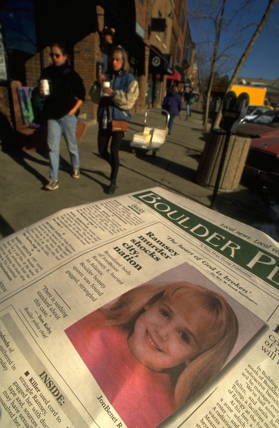 Un titre de journal sur le meurtre photographié le 7 janvier 1997 à Boulder, Colorado. | Source : Getty Images