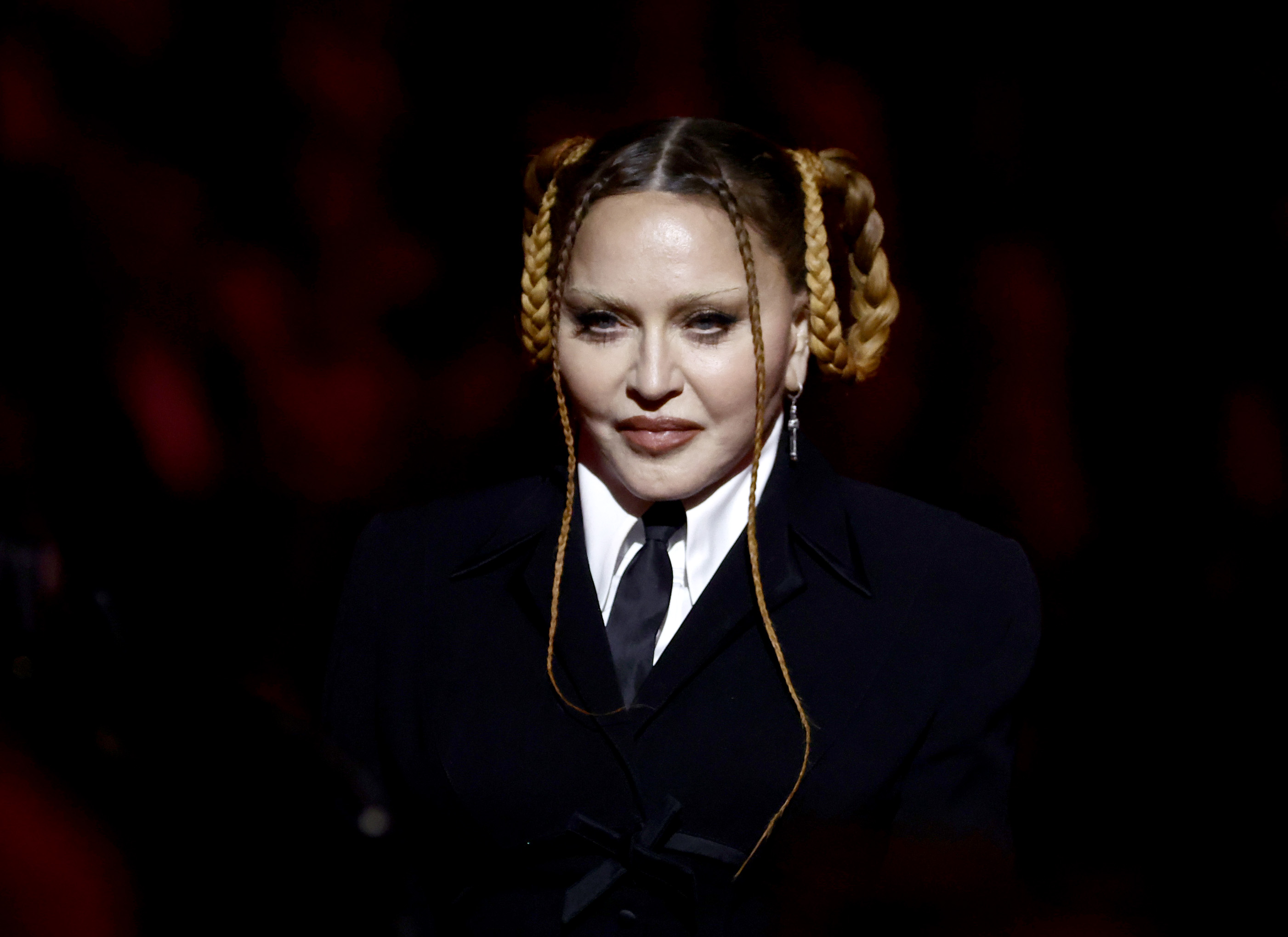 Madonna parle sur scène lors de la 65e édition des GRAMMY Awards à la Crypto.com Arena à Los Angeles, en Californie, le 5 février 2023. | Source : Getty Images