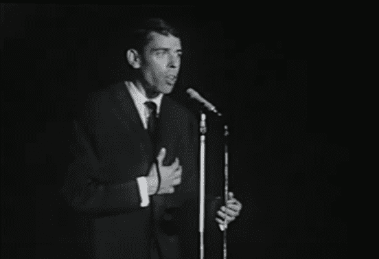 Jacques Brel performant "Mathilde" sur scène en Belgique (1963). | Youtube/Mustapha Jebbah