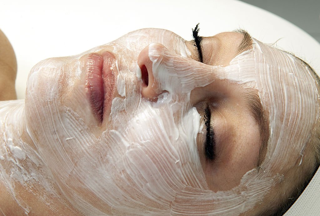 Une femme en train de faire des soins de visage. | Photo : Getty Images