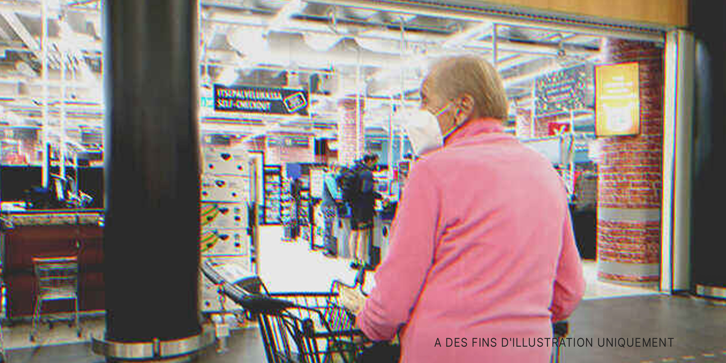 Une vieille dame dans un centre commercial | Source : Shutterstock