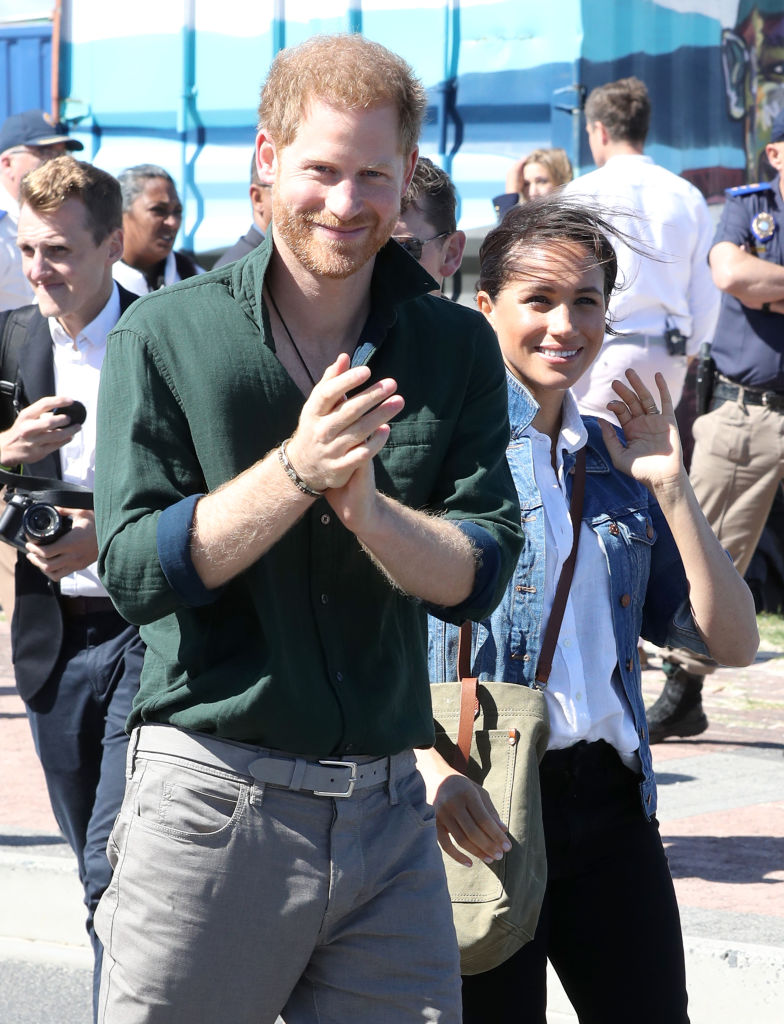 La conversation entre Harry et Joss Stone a eu lieu près d'un an avant le retour de la famille et donnait déjà un aperçu de ce qui avait peut-être motivé cette décision. La discussion portait sur l'école, la vie de quartier et l'idée de permettre à Archie et Lilibet de grandir plus près de leur famille — des priorités qui semblent aujourd'hui particulièrement importantes. | Source : Getty Images