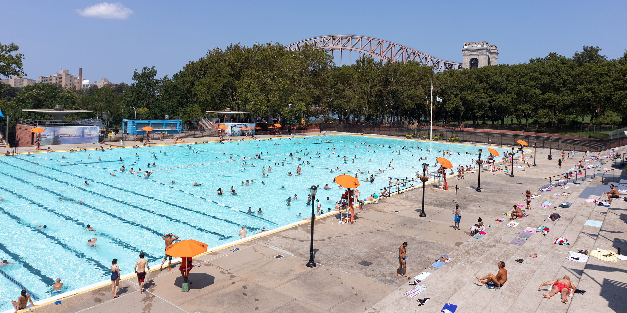 Un centre de villégiature avec piscine | Source : Shutterstock