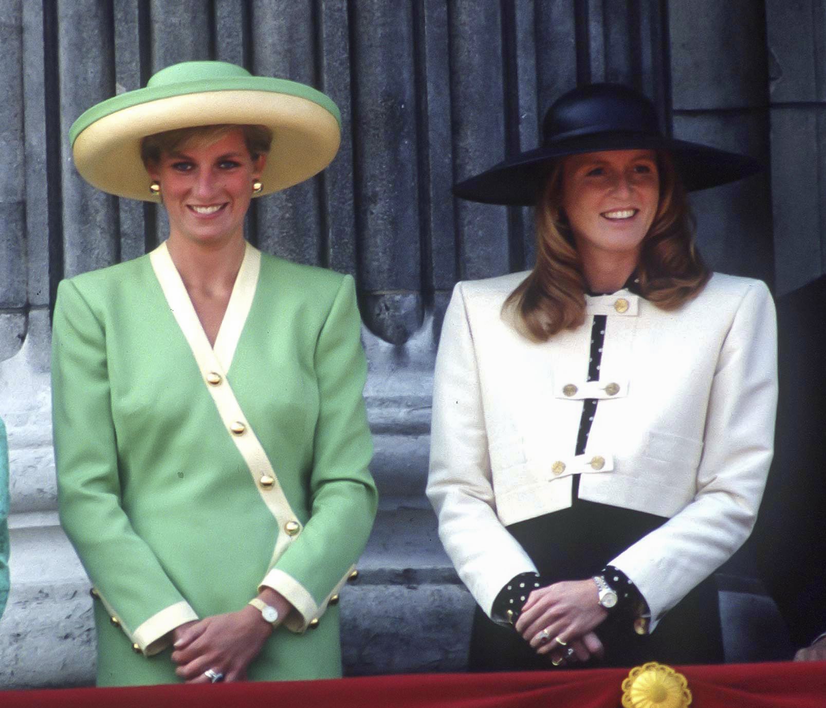 Diana, princesse de Galles, et Sarah, duchesse d'York, lors du défilé du 50e anniversaire de la bataille d'Angleterre, sur le balcon du palais de Buckingham, le 15 septembre 1990 à Londres, au Royaume-Uni. | Source : Getty Images