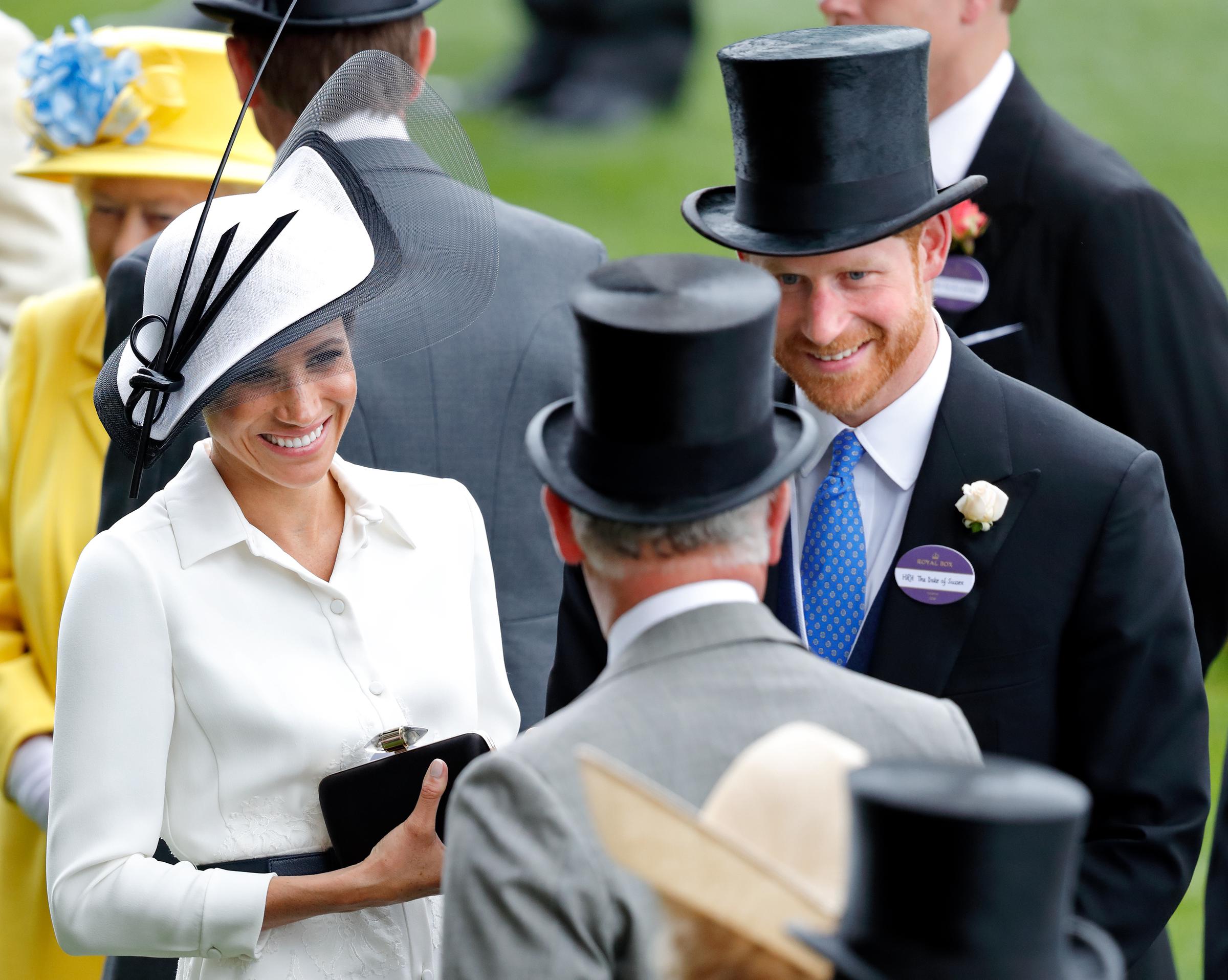 Meghan, duchesse de Sussex, et le prince Harry avec le roi Charles III lors de la première journée du Royal Ascot à l'hippodrome d'Ascot, le 19 juin 2018, en Angleterre. | Source : Getty Images