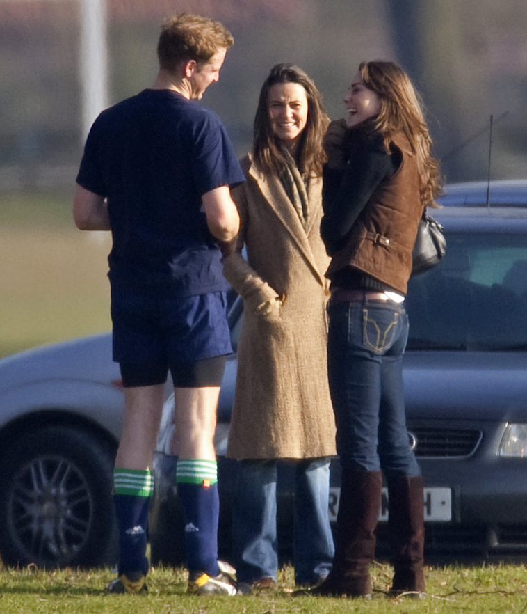 Le prince William, Pippa et Kate Middleton vus le 18 mars 2006 à Eton, en Angleterre. | Source : Getty Images