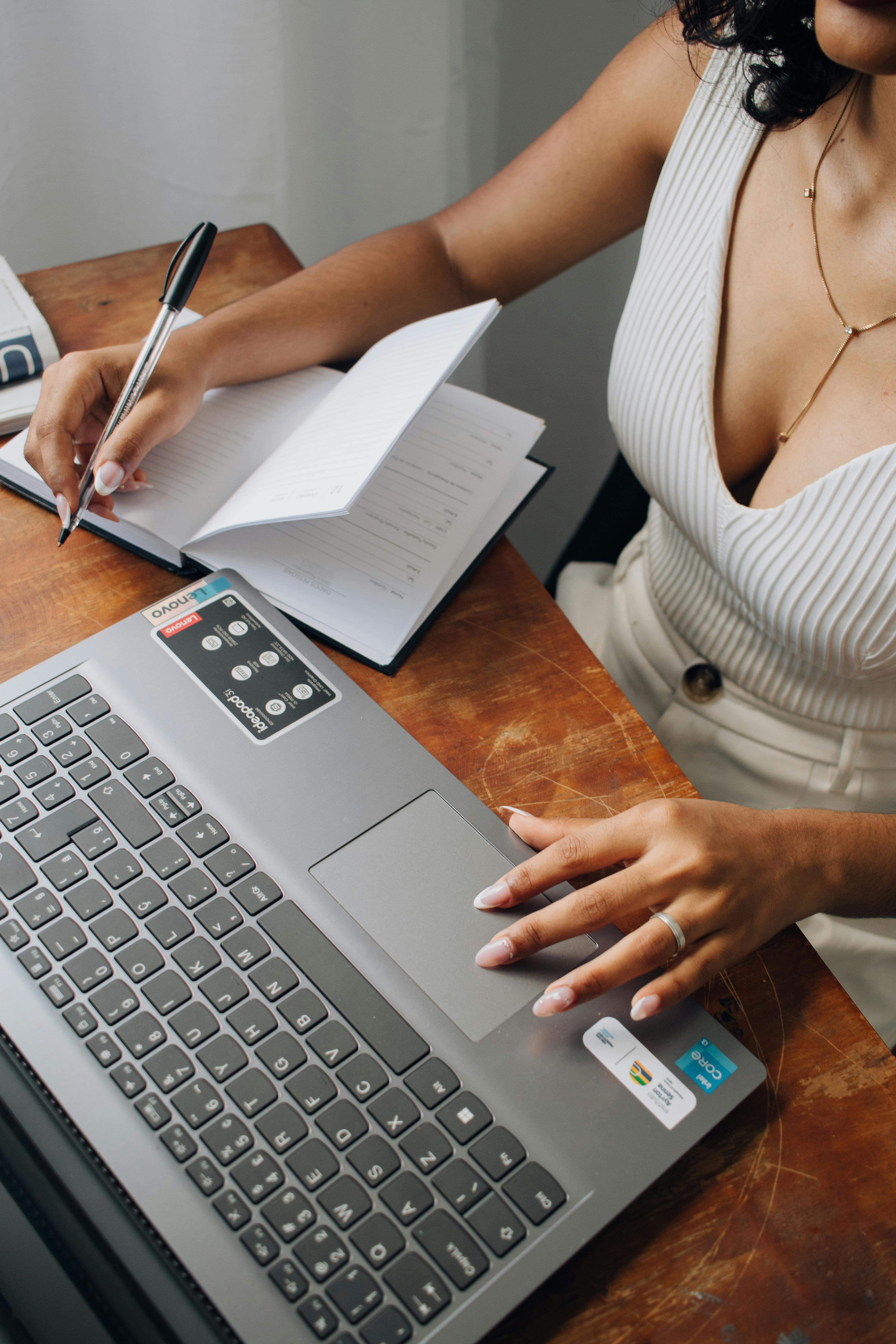 Une femme au travail | Source : Pexels