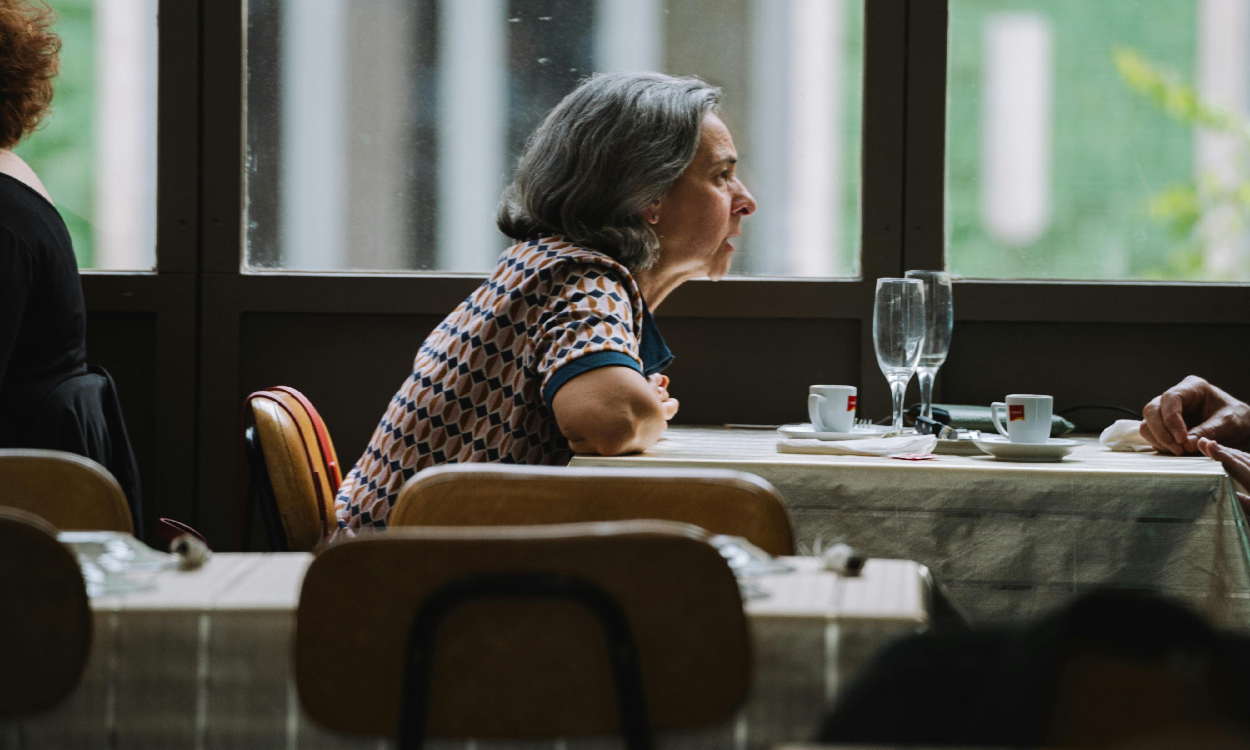 Un diner au restaurant parlant à un compagnon invisible | Source : Pexels