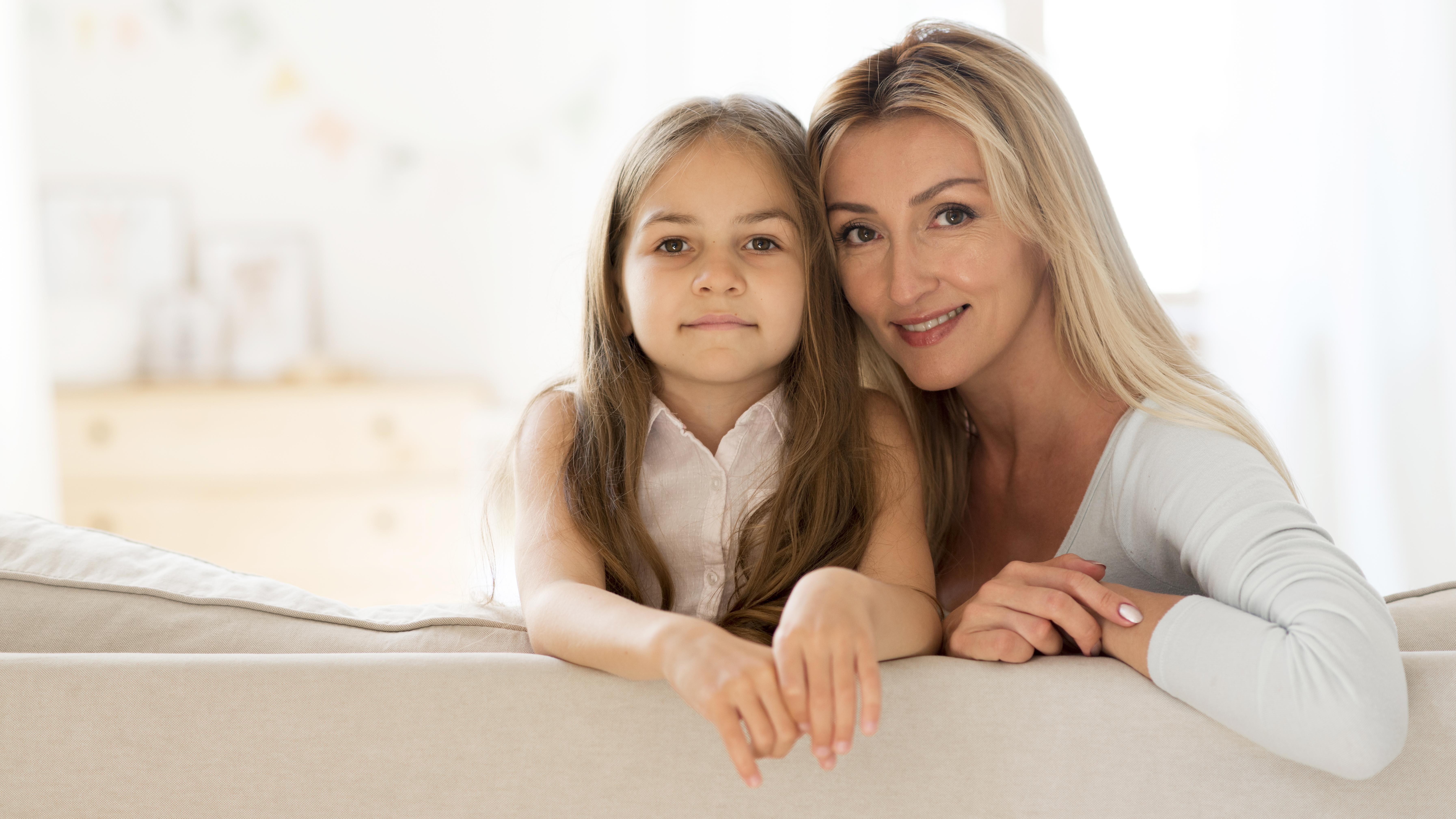 Une femme avec une petite fille | Source : Magnific