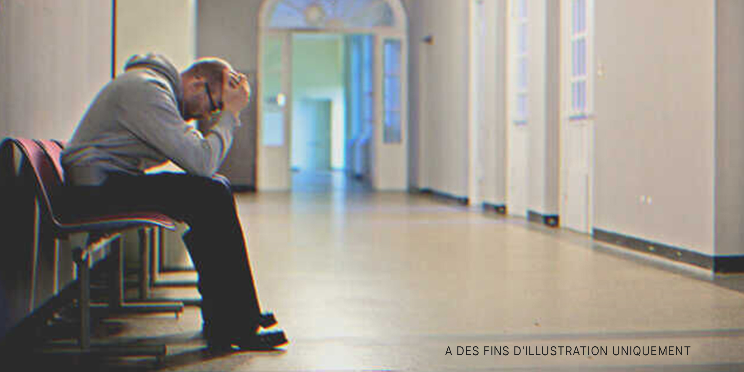 Homme inquiet à l'extérieur d'une chambre d'hôpital | Source : Getty Images