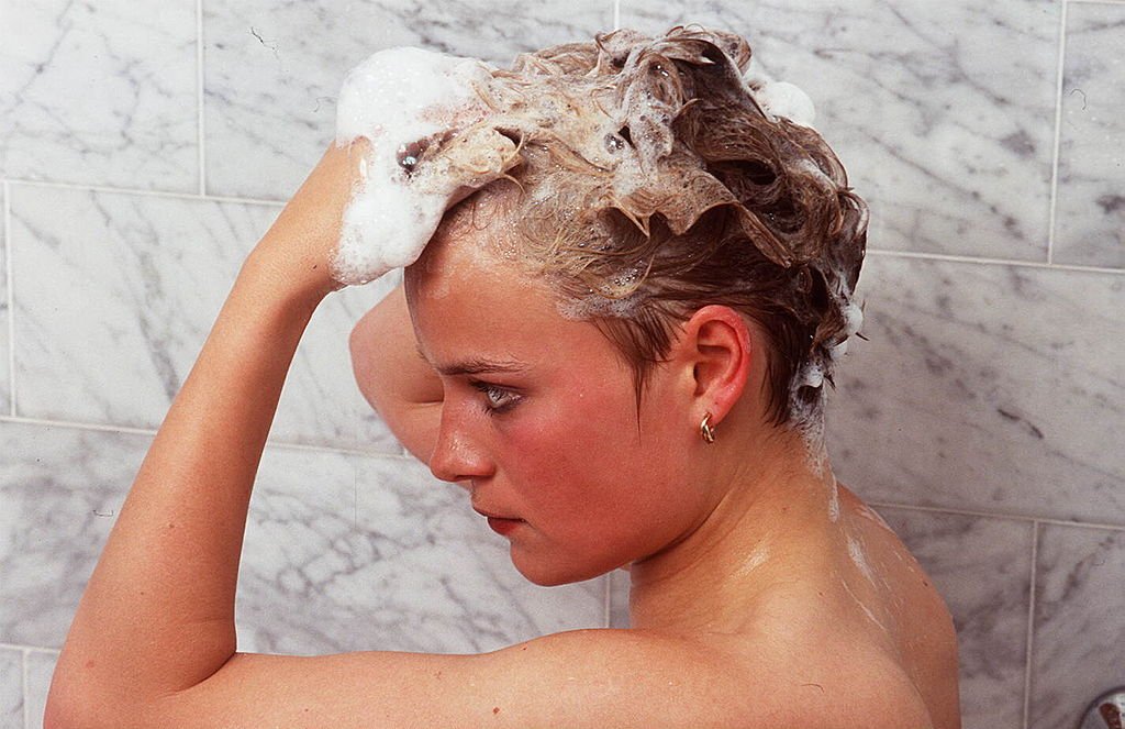 Une femme qui lave ses cheveux. | Photo : Getty Images