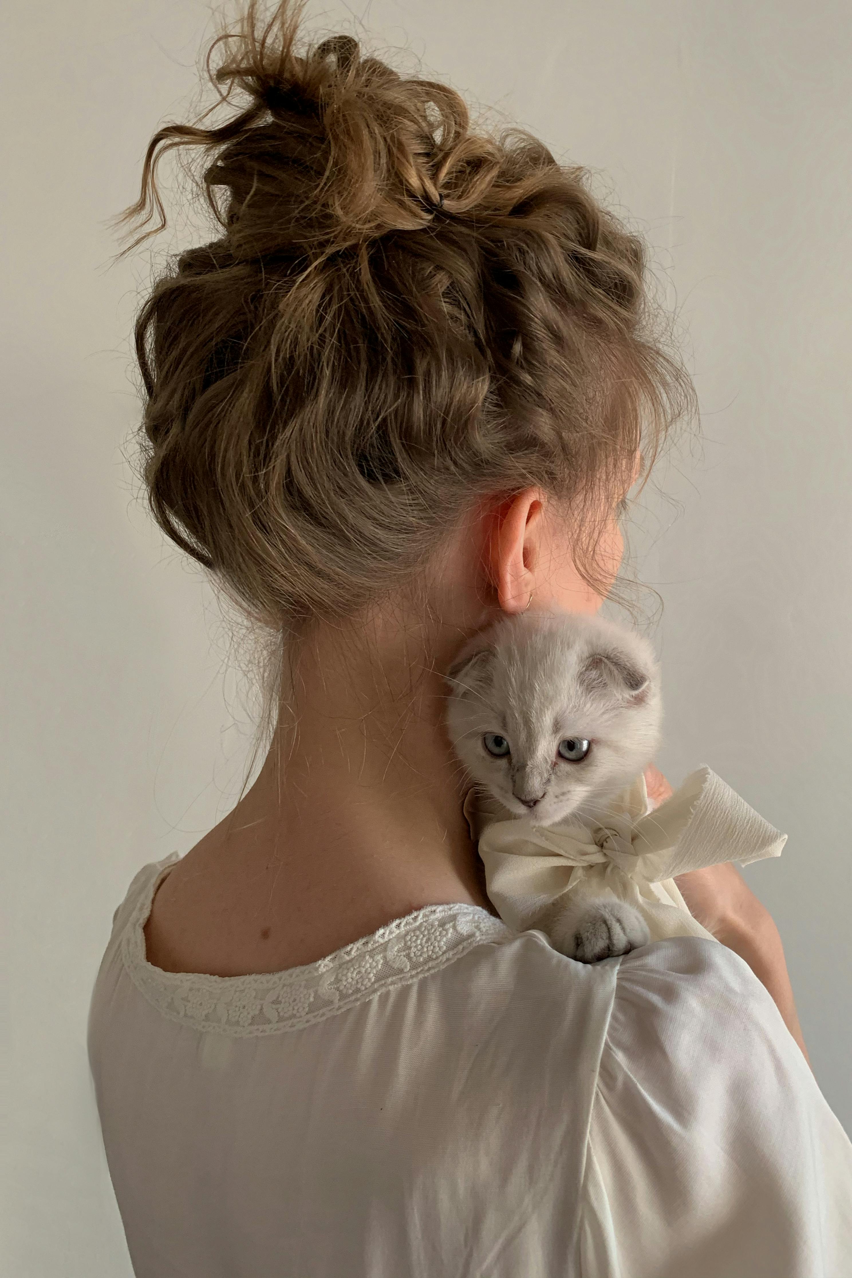 Une femme avec un chat | Source : Pexels