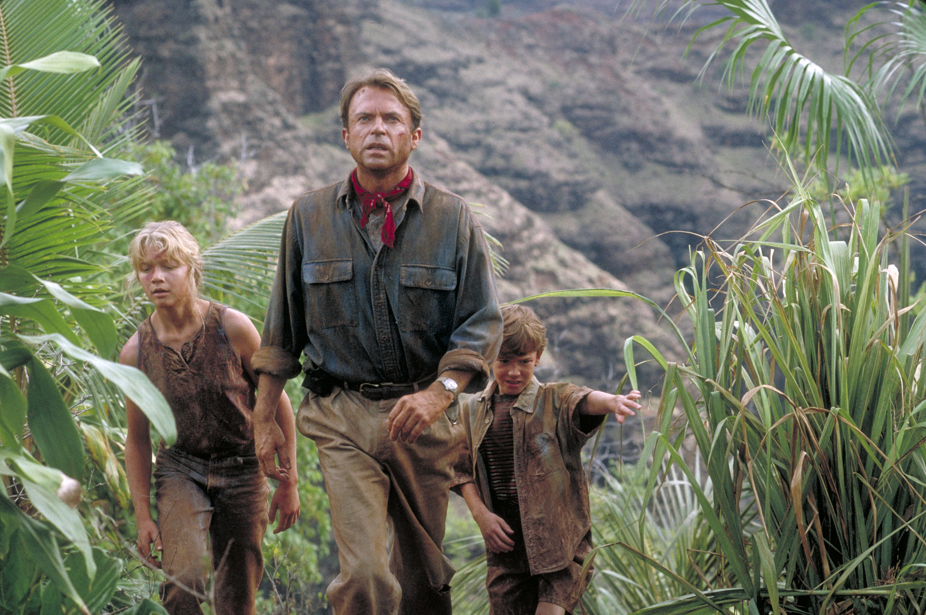 Ariana Richards, Sam Neill et Joseph Mazzello sur le plateau de tournage de "Jurassic Park", en 1993. | Source : Getty Images