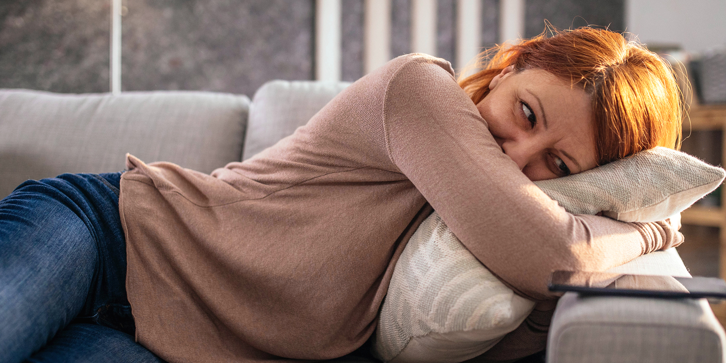 Une femme stressée se reposant sur le canapé | Source : Getty Images