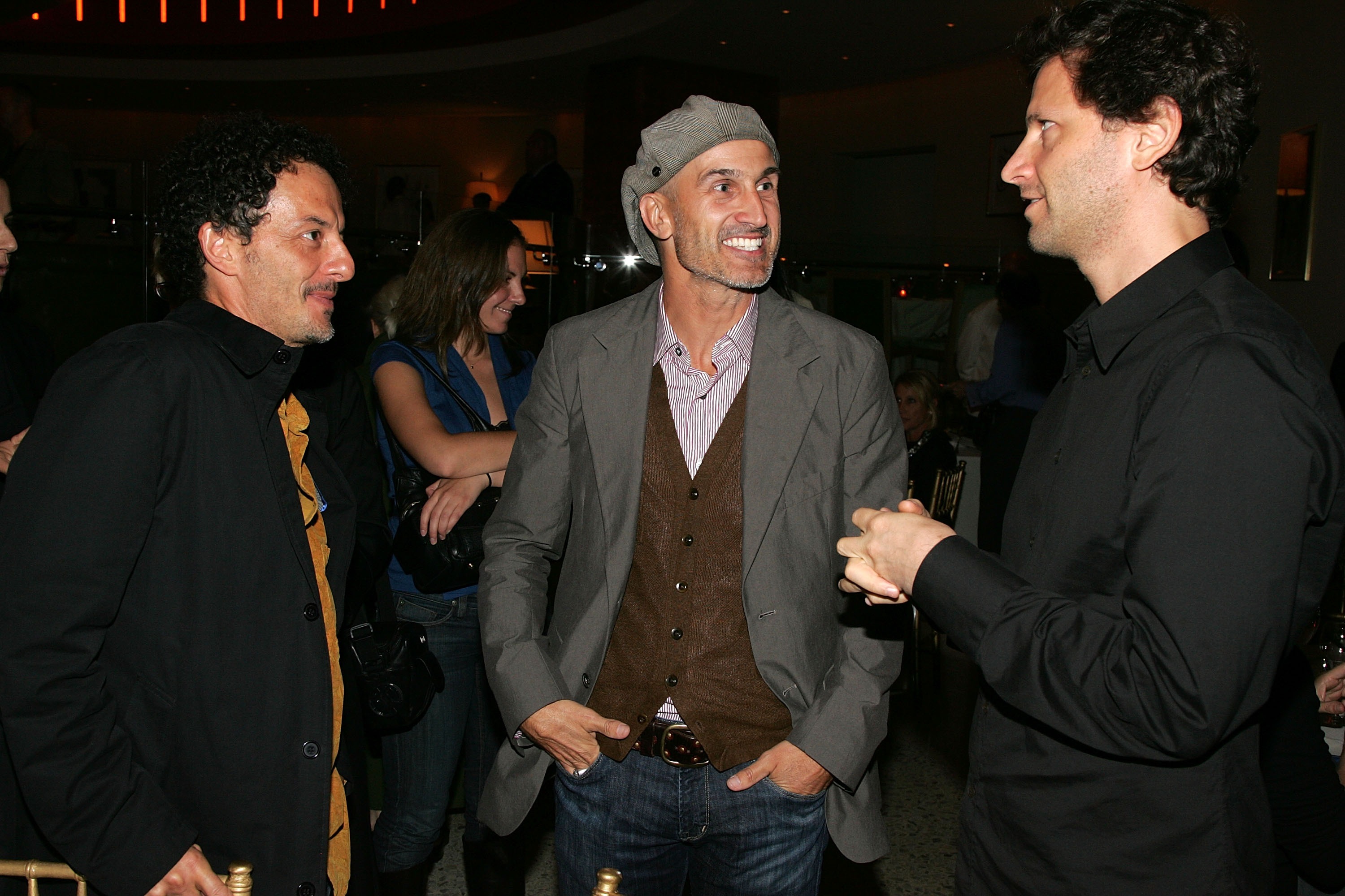 Le directeur de la photographie Adam Kimmel et les réalisateurs Craig Gillespie et Bennett Miller assistent à l'after party de la première de "Une fiancée pas comme les autres" à la Brasserie 8 1/2 le 3 octobre 2007 à New York City | Source : Getty Images