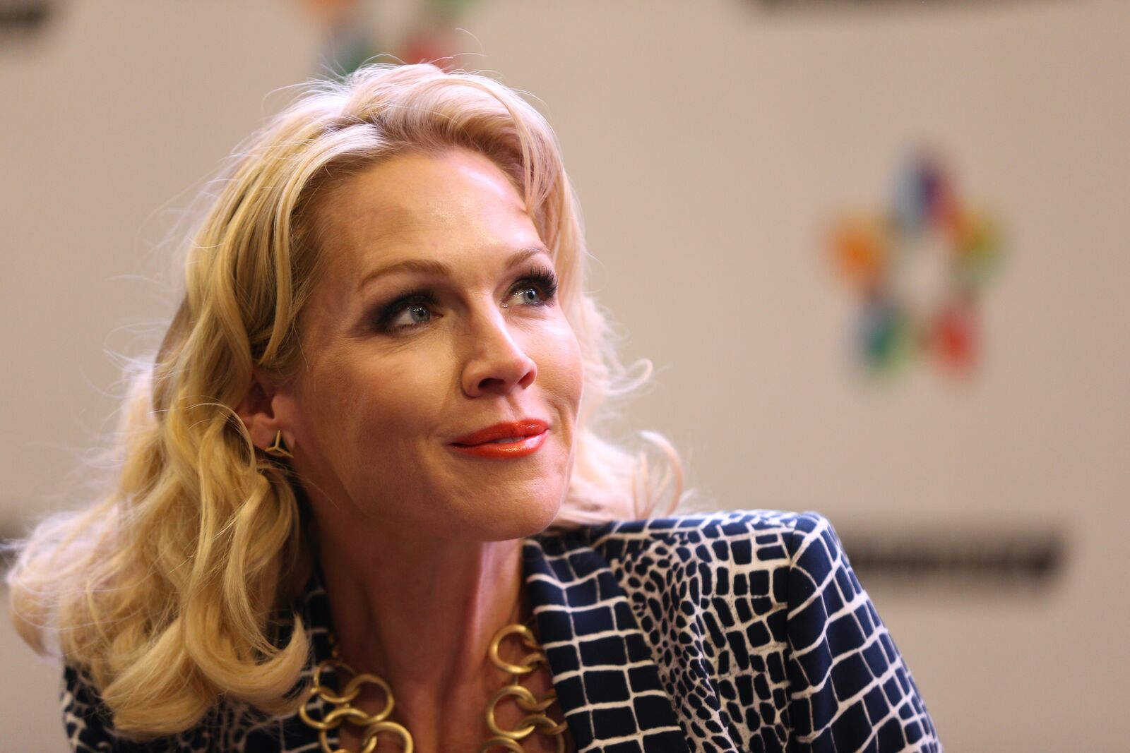 Jennie Garth signe des exemplaires de son livre | Photo : Getty Images