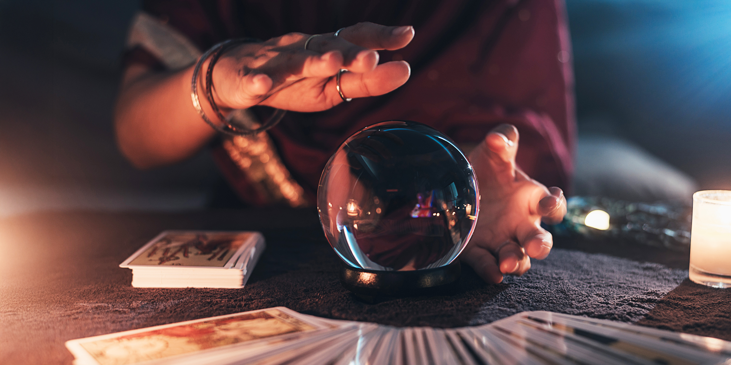 Une voyante utilisant une boule de cristal | Source : Shutterstock