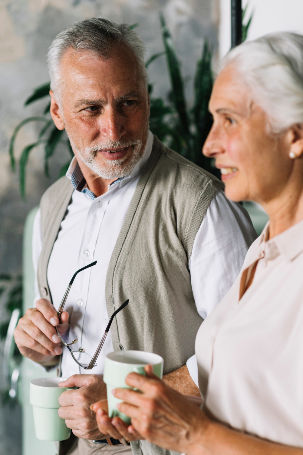 Un couple de seniors ravi se tenant l'un à côté de l'autre | Source : Freepik