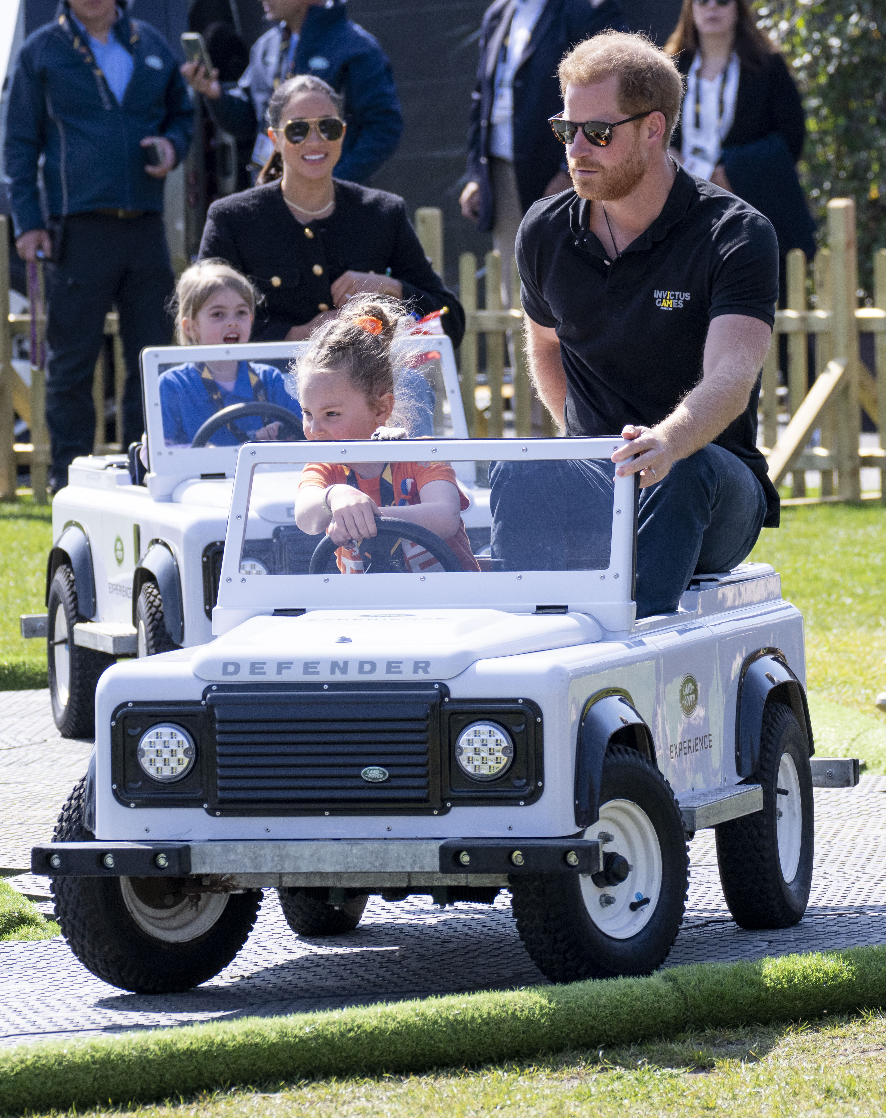 Le prince Harry et Meghan Markle lors du défi de conduite The Land Rover Driving Challenge pendant les Invictus Games à Zuiderpark à La Haye, aux Pays-Bas, le 16 avril 2022 | Source : Getty Images