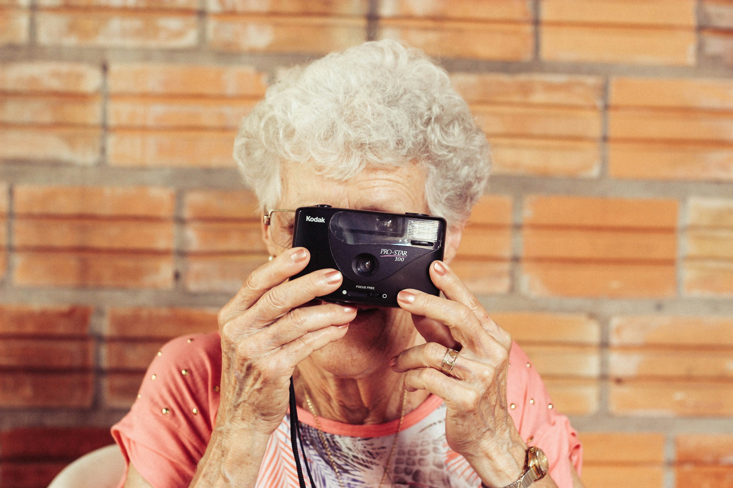Une femme âgée tenant un appareil photo | Source : Unsplash
