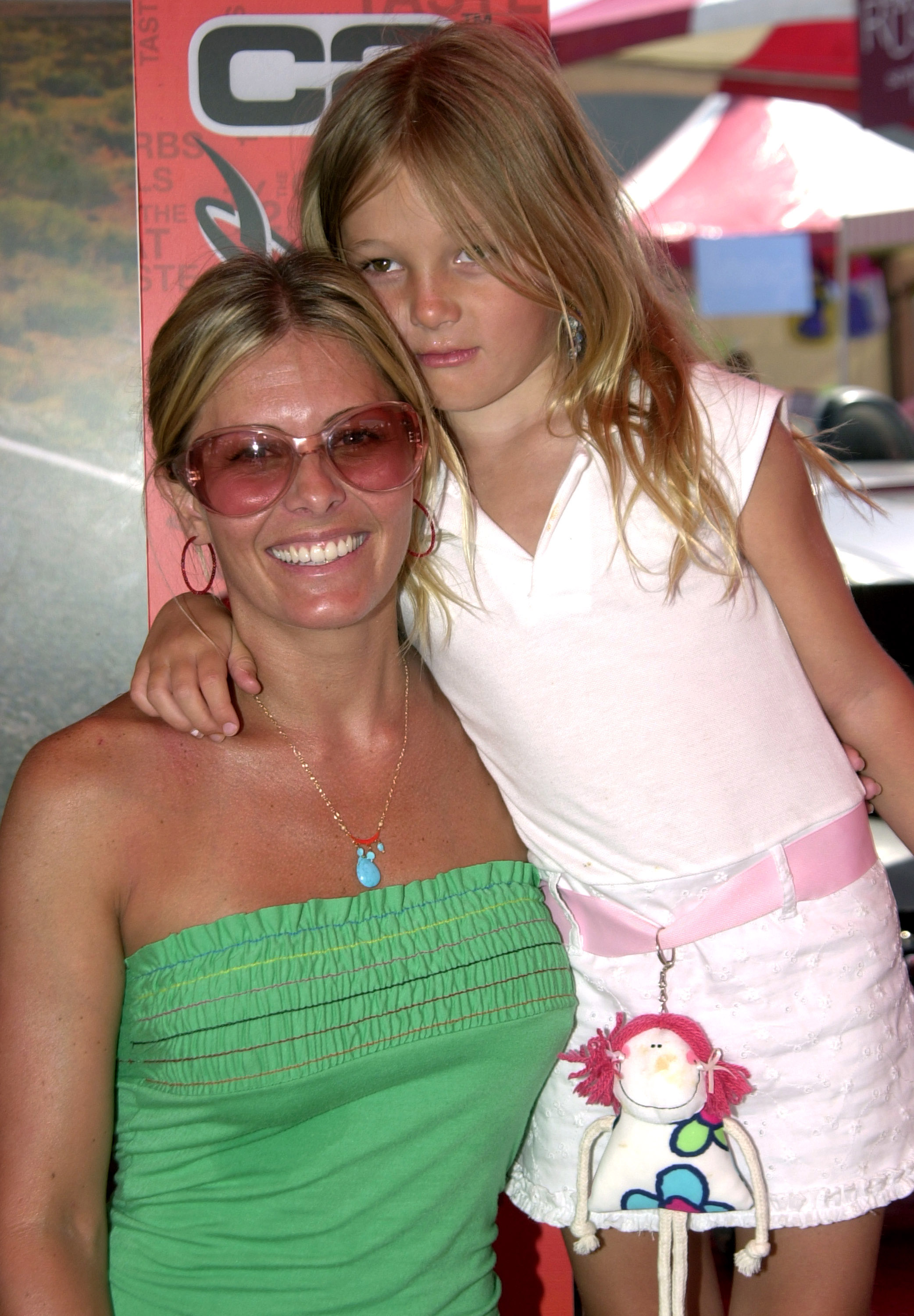 Nicole Eggert et sa fille Dilyn pendant le Silver Spoon Hollywood Buffet au Private Estate à Hollywood en juin 2004 | Source : Getty Images