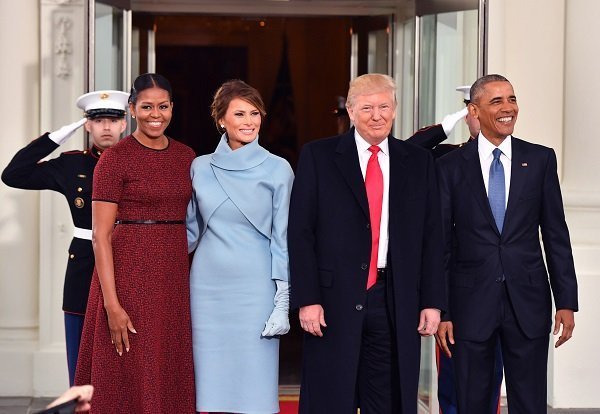 Michelle Obama et Melania Trump posant ensemble à côté de Donald Trump et Barack Obama le 20 janvier 2017 à Washington, DC. |  Photo : Getty Images