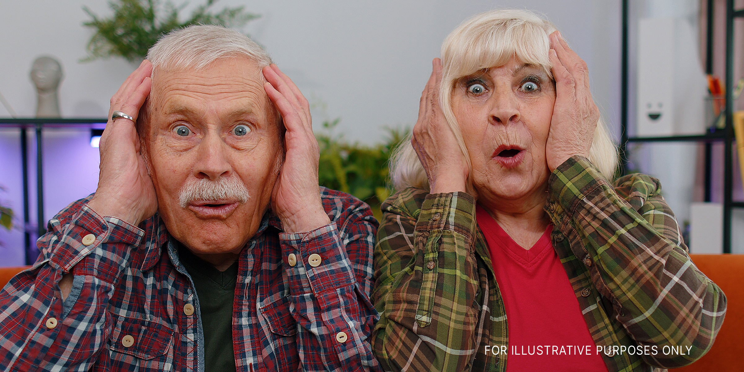 Un couple de personnes âgées choquées | Source : Shutterstock