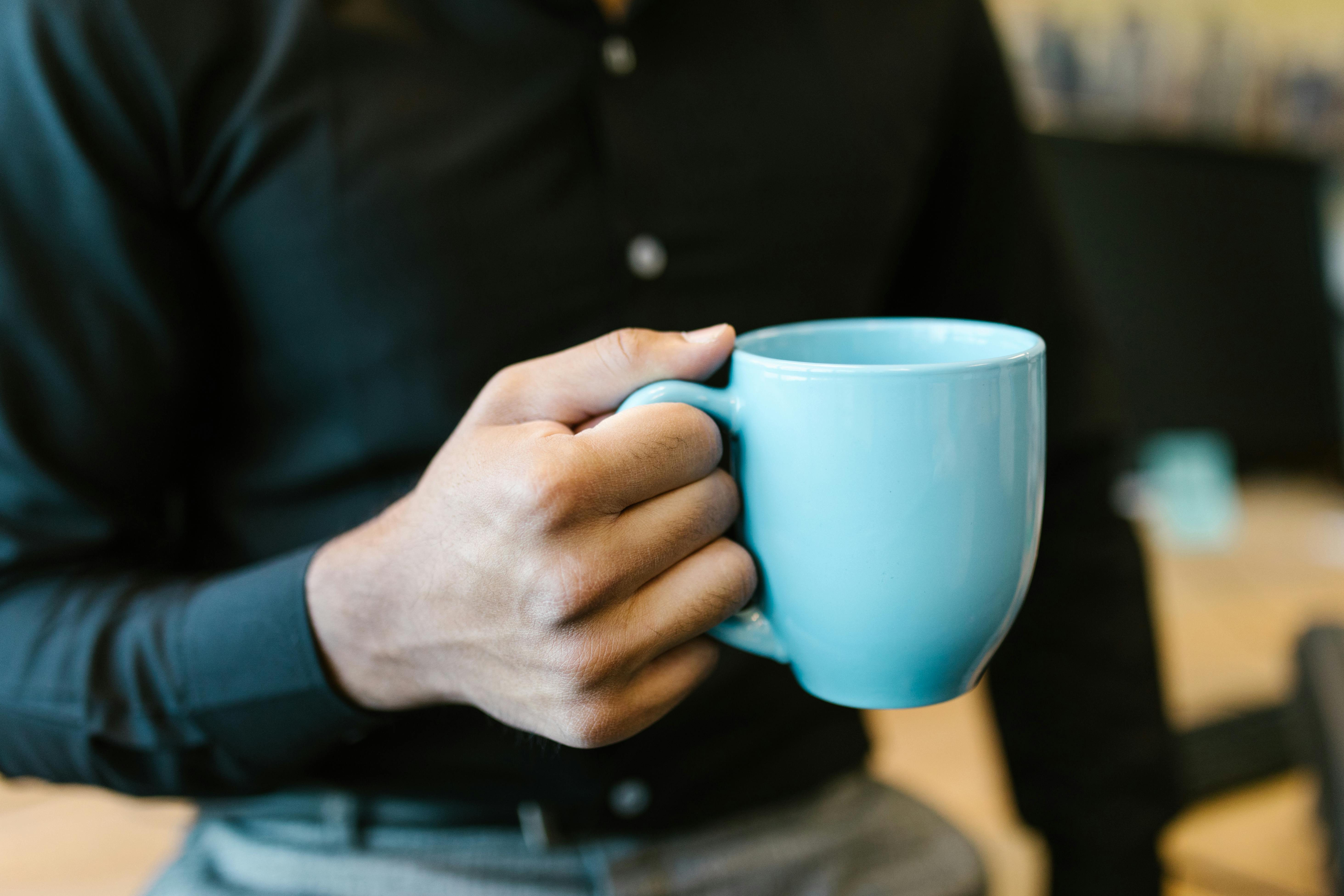Une personne tenant une tasse en céramique | Source : Pexels