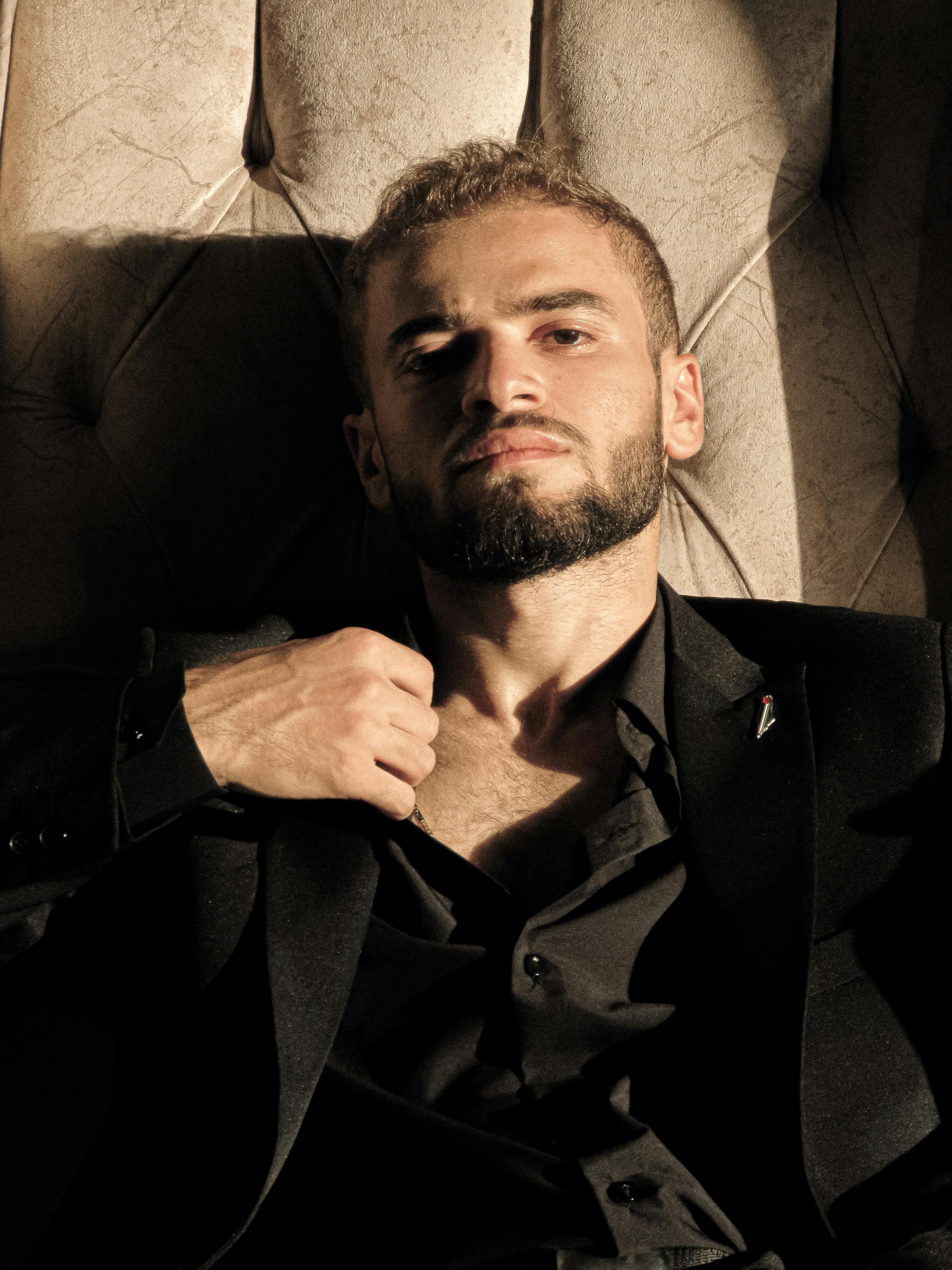 Un homme sérieux en costume noir | Source : Pexels