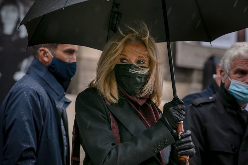 Brigitte Macron assiste aux funérailles de Juliette Greco à l'église Saint-Germain-des-Prés le 05 octobre 2020 à Paris, France | photo : Getty Images