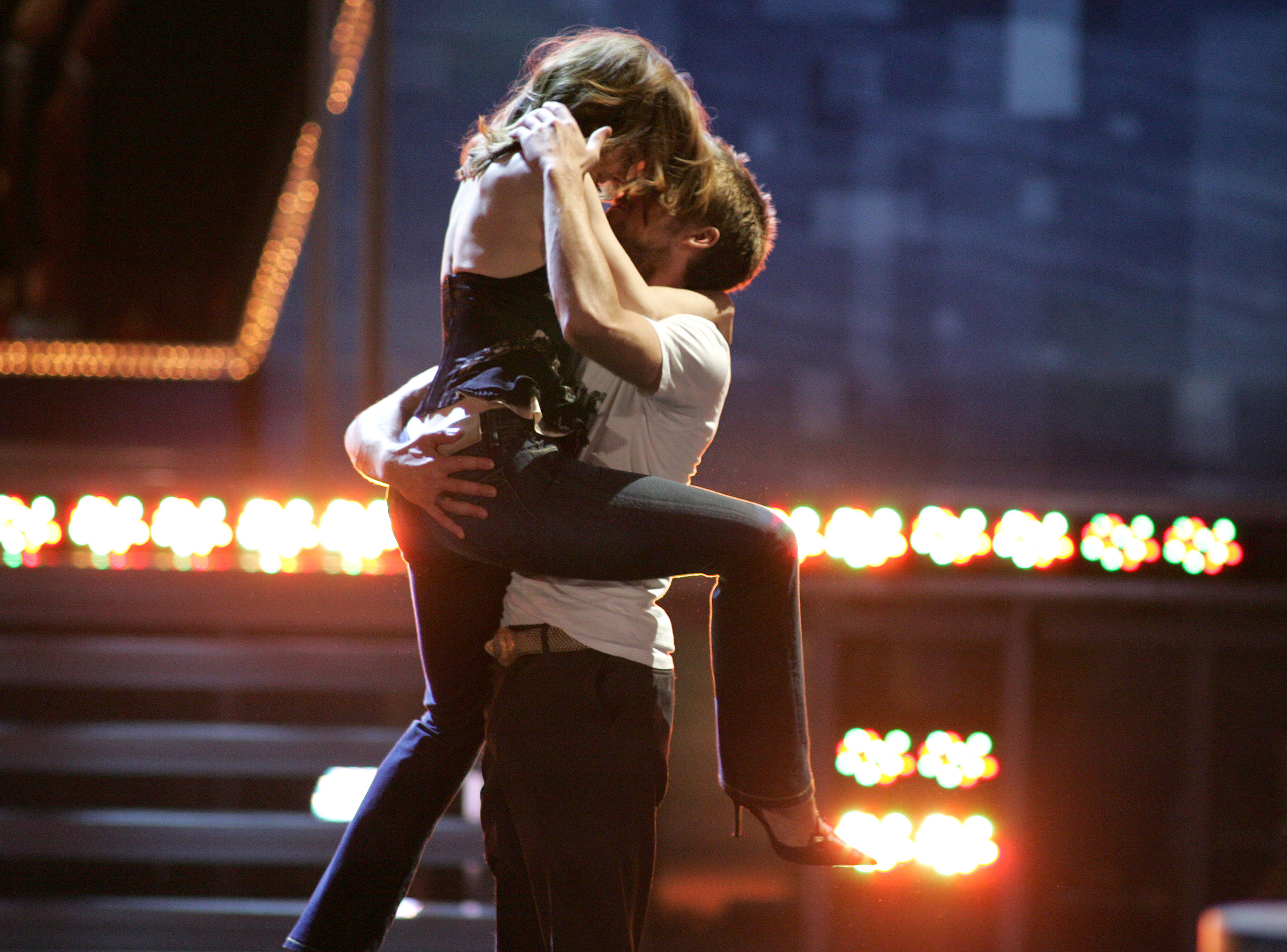 Rachel McAdams et Ryan Gosling, reprennent leurs rôles dans "N'oublie jamais" pour le prix du meilleur baiser aux MTV Movie Awards 2005 | Source : Getty Images