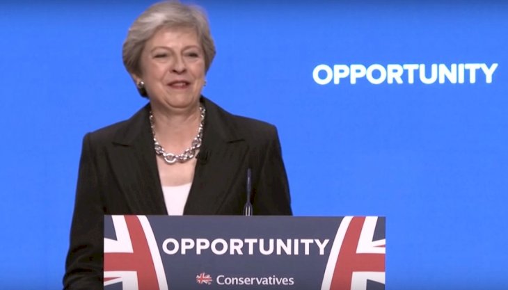 Theresa May donne un discours. | YouTube/Bloomberg Markets and Finance