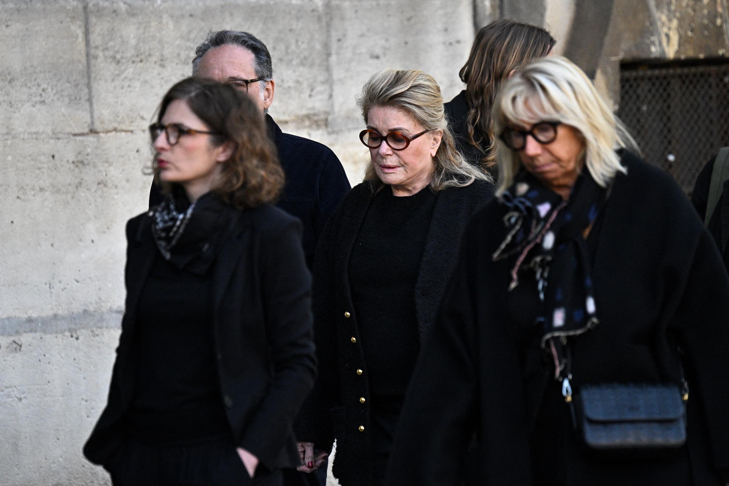 L'actrice française Catherine Deneuve arrive pour assister aux funérailles de l'actrice française Nathalie Baye à l'église Saint-Sulpice à Paris, le 24 avril 2026. La star de cinéma française Nathalie Baye est décédée à Paris le 17 avril 2026, à l'âge de 77 ans I Source : Getty Images