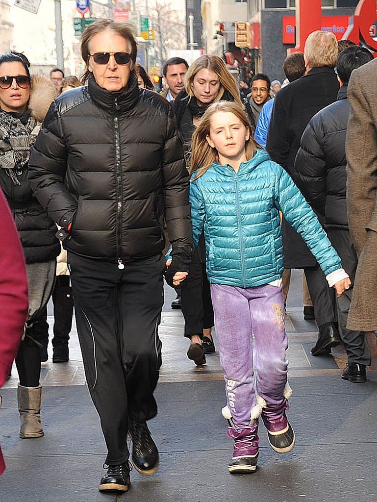 Paul McCartney et sa fille, Beatrice, vus lors d'une sortie le 19 décembre 2013 | Photo : Getty Images