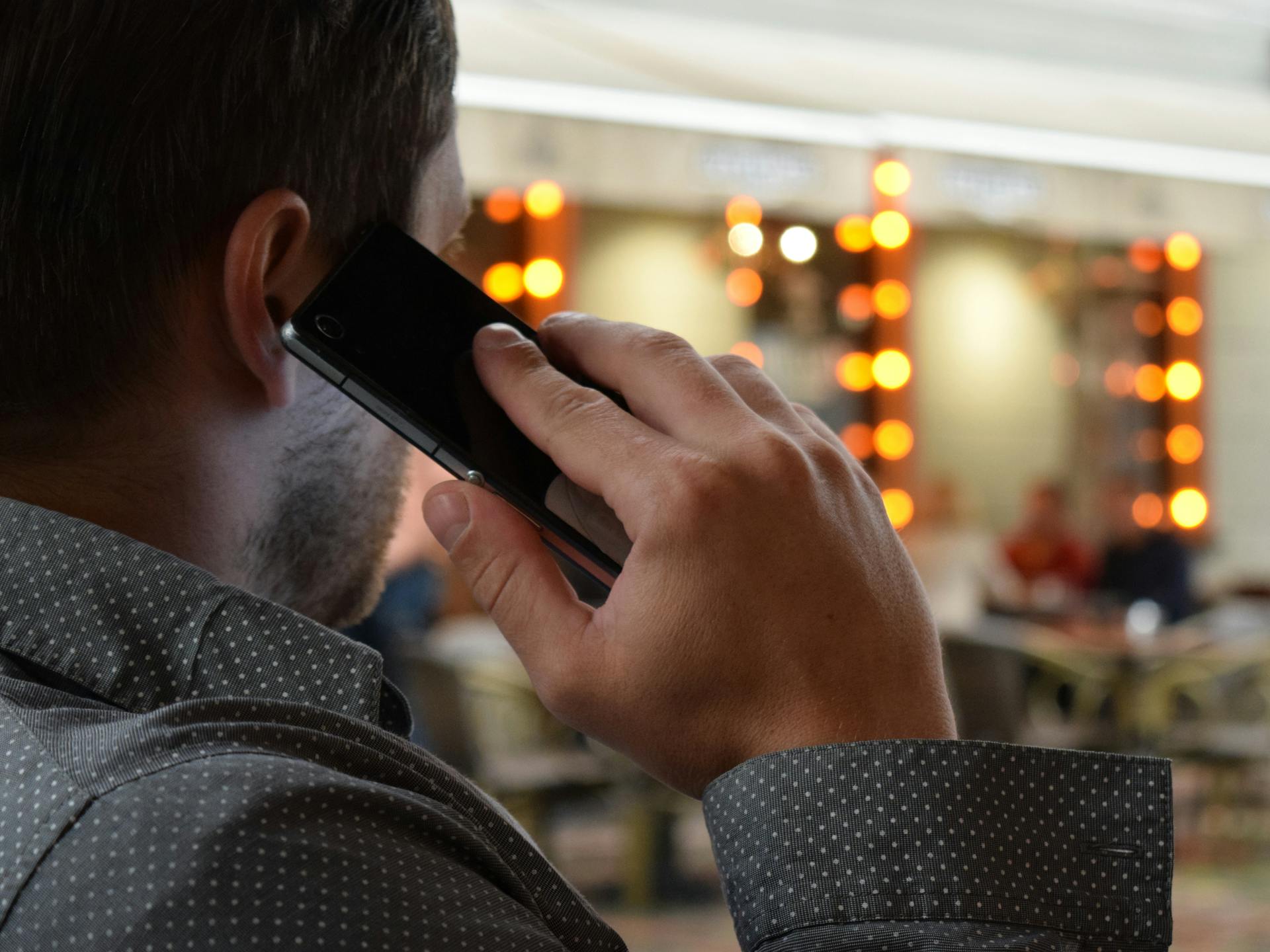 Un homme qui parle au téléphone | Source : Pexels