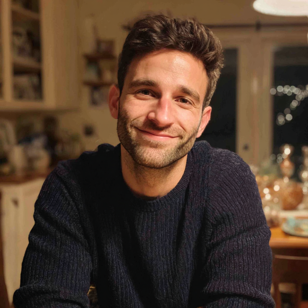 Un homme assis à une table et portant un pull-over bleu marine | Source : Midjourney