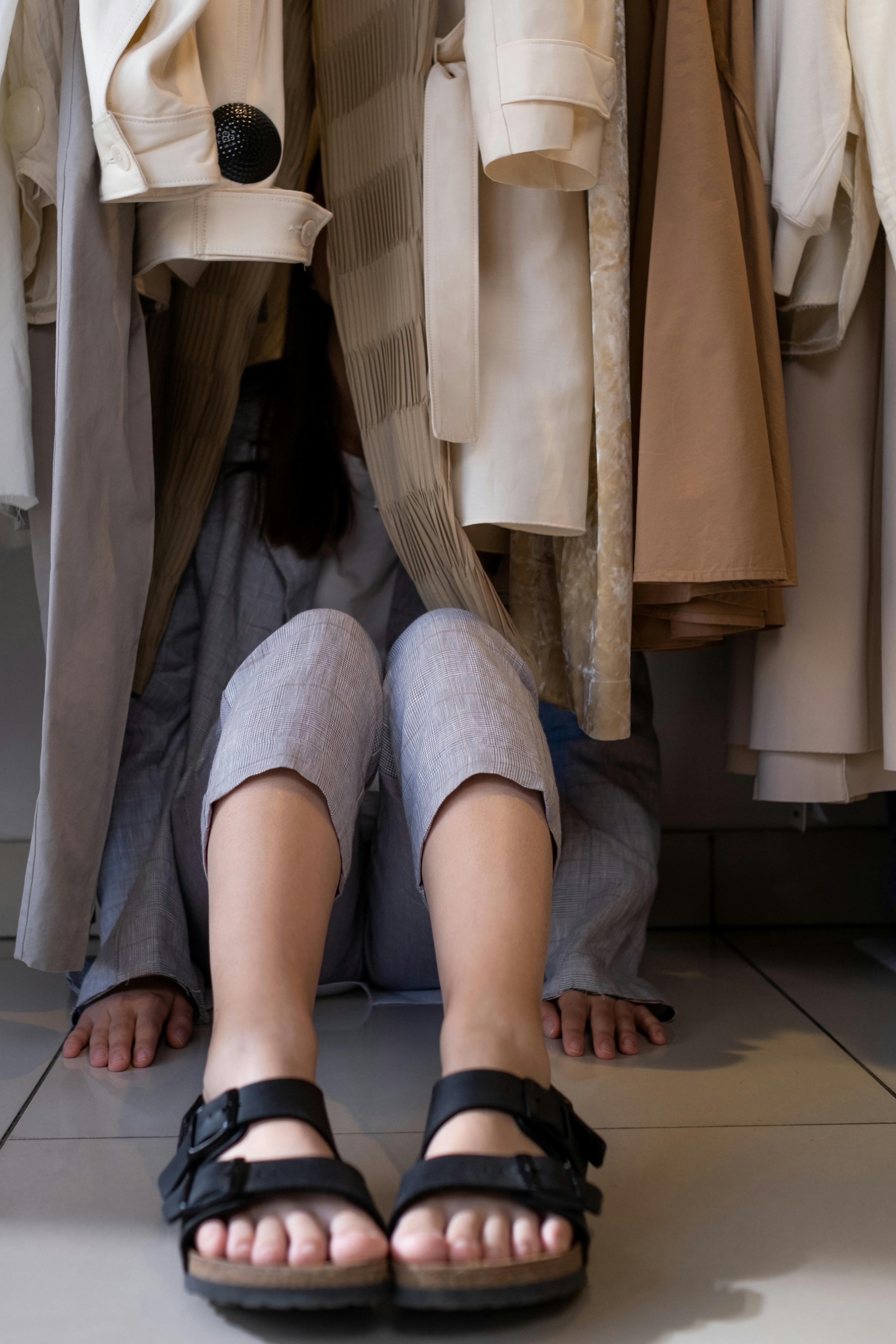 Une femme qui se cache dans un placard | Source : Pexels