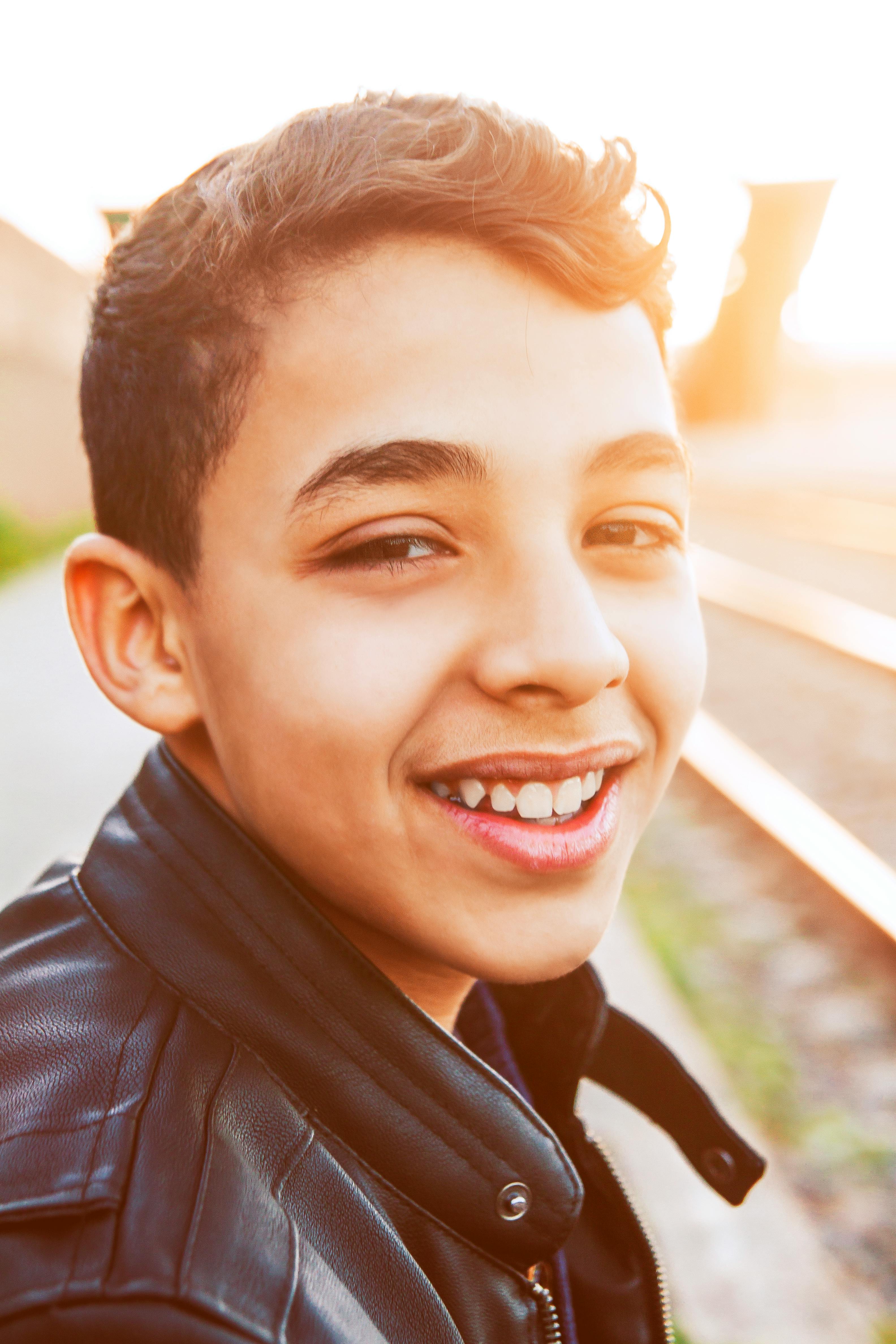 Un adolescent heureux qui sourit | Source : Pexels