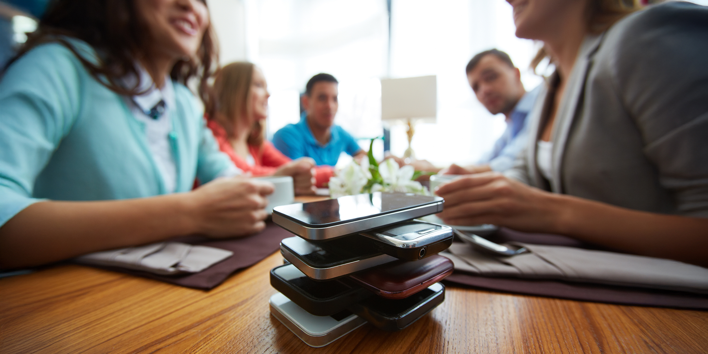 Une pile de téléphones sur une table | Source : Shutterstock