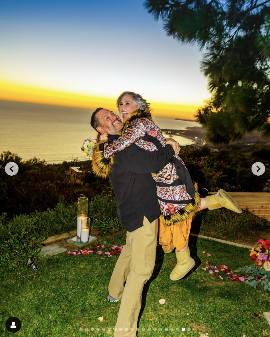 Ricki Lake et Ross Burningham sont vus sur une photo datée du 9 janvier 2025 | Source : Instagram/rickilake